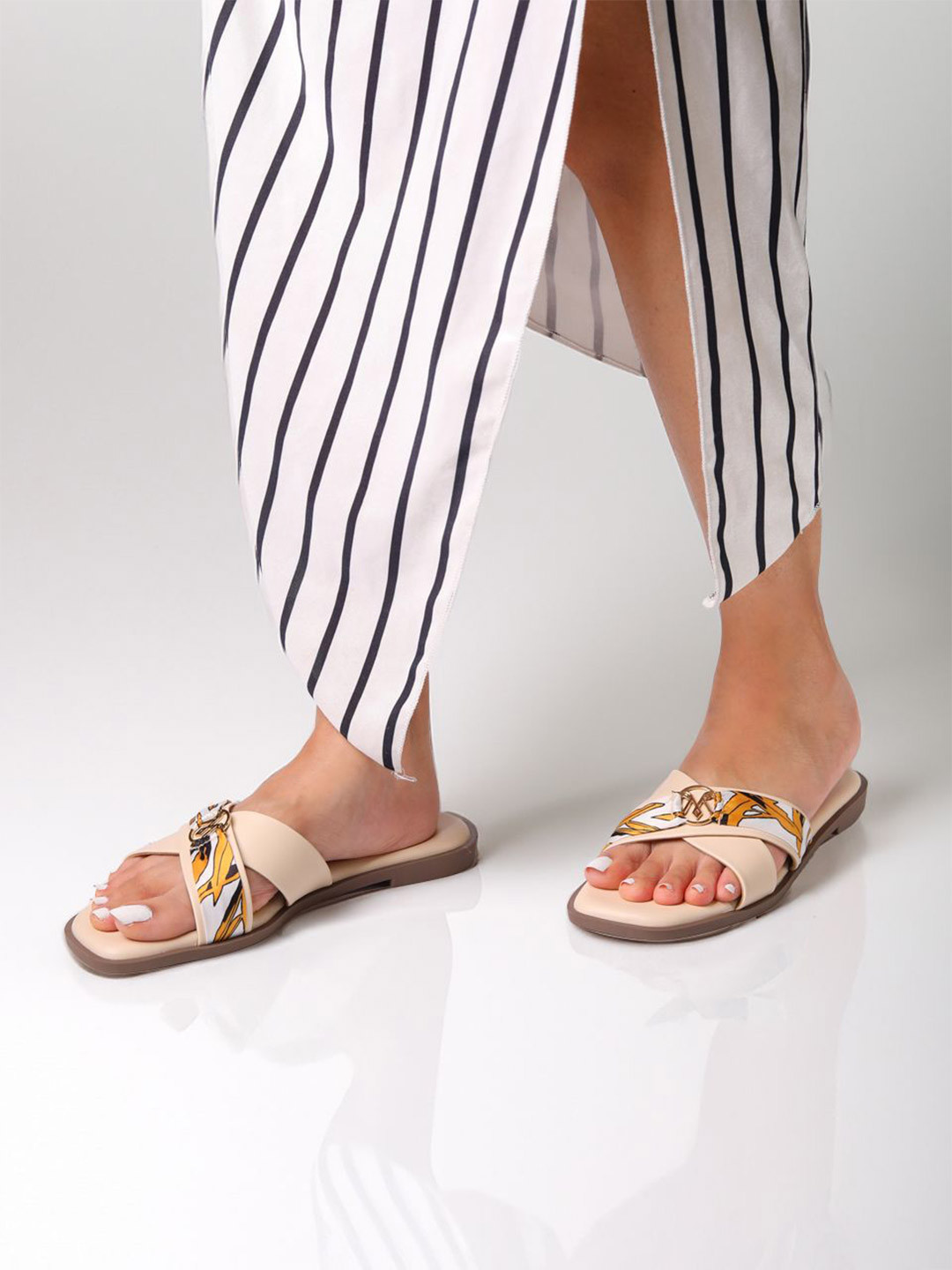 Monrow Zoria Women Open Toe Flats