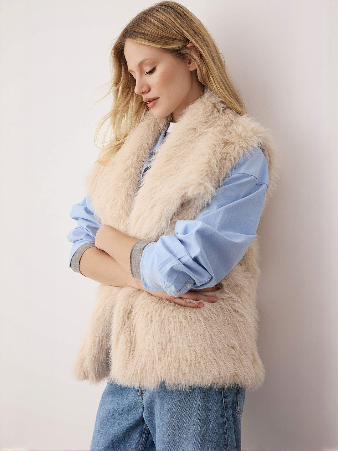 Trendyol Scarf Neck Faux Fur Trim Sleeveless Top