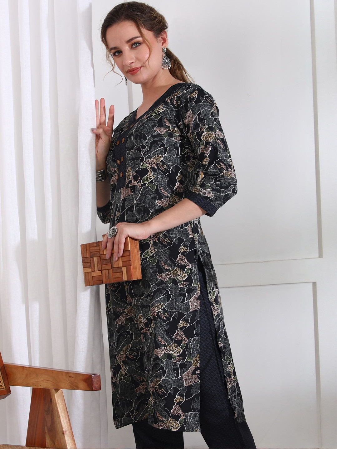 AARAGANA Abstract Printed V-Neck Straight Kurta With Trousers