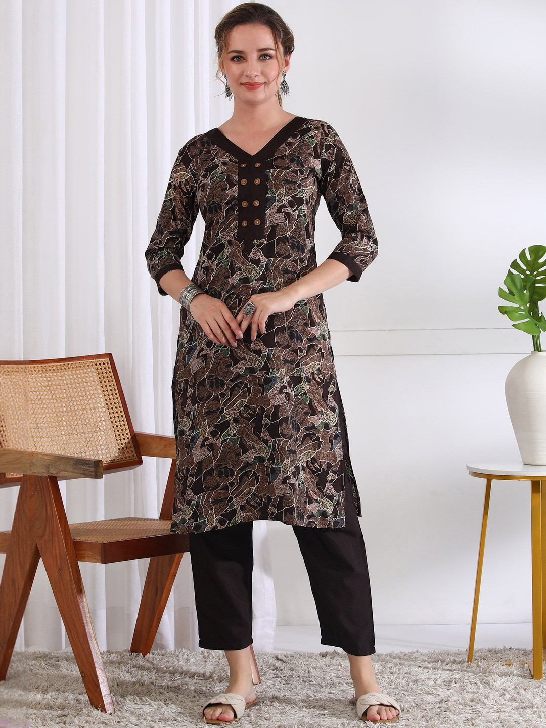AARAGANA Abstract Printed V-Neck Straight Kurta With Trousers