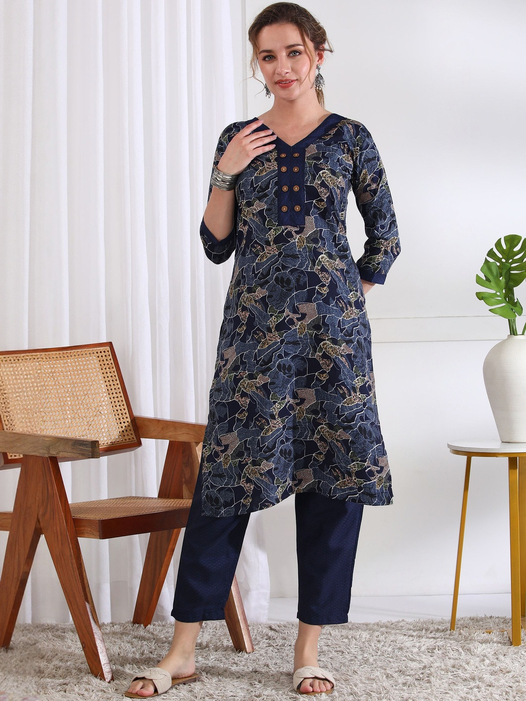AARAGANA Abstract Printed V-Neck Straight Kurta With Trousers