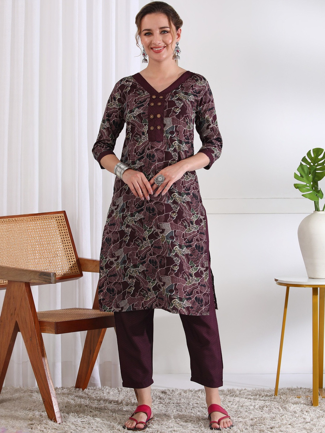 AARAGANA Abstract Printed V-Neck Straight Kurta With Trousers