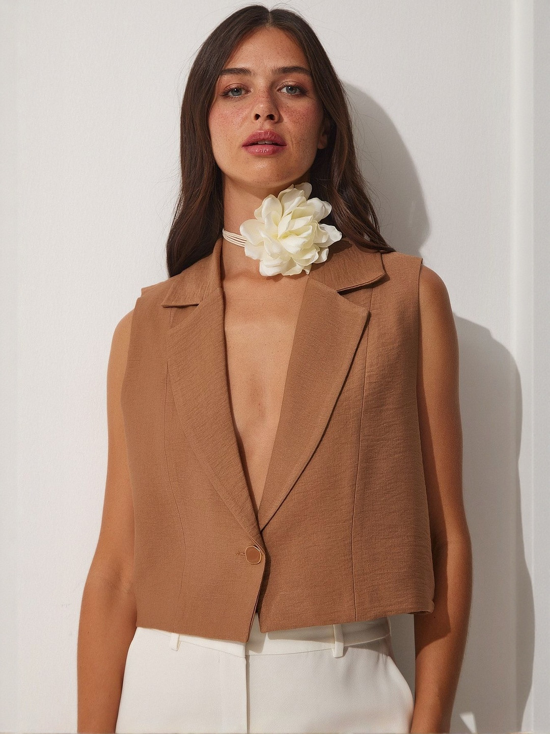 Happiness istanbul Women Lapel Collar Sleeveless Boxy Crop Top