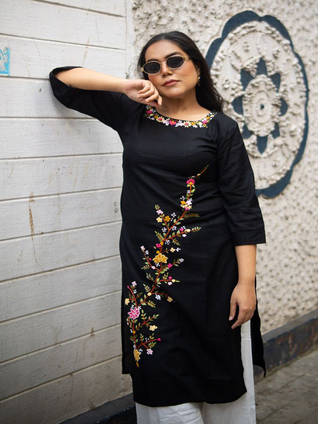 CHICLY CALCUTTA Floral Embroidered Round Neck Thread Work Straight Ethnic Kurta