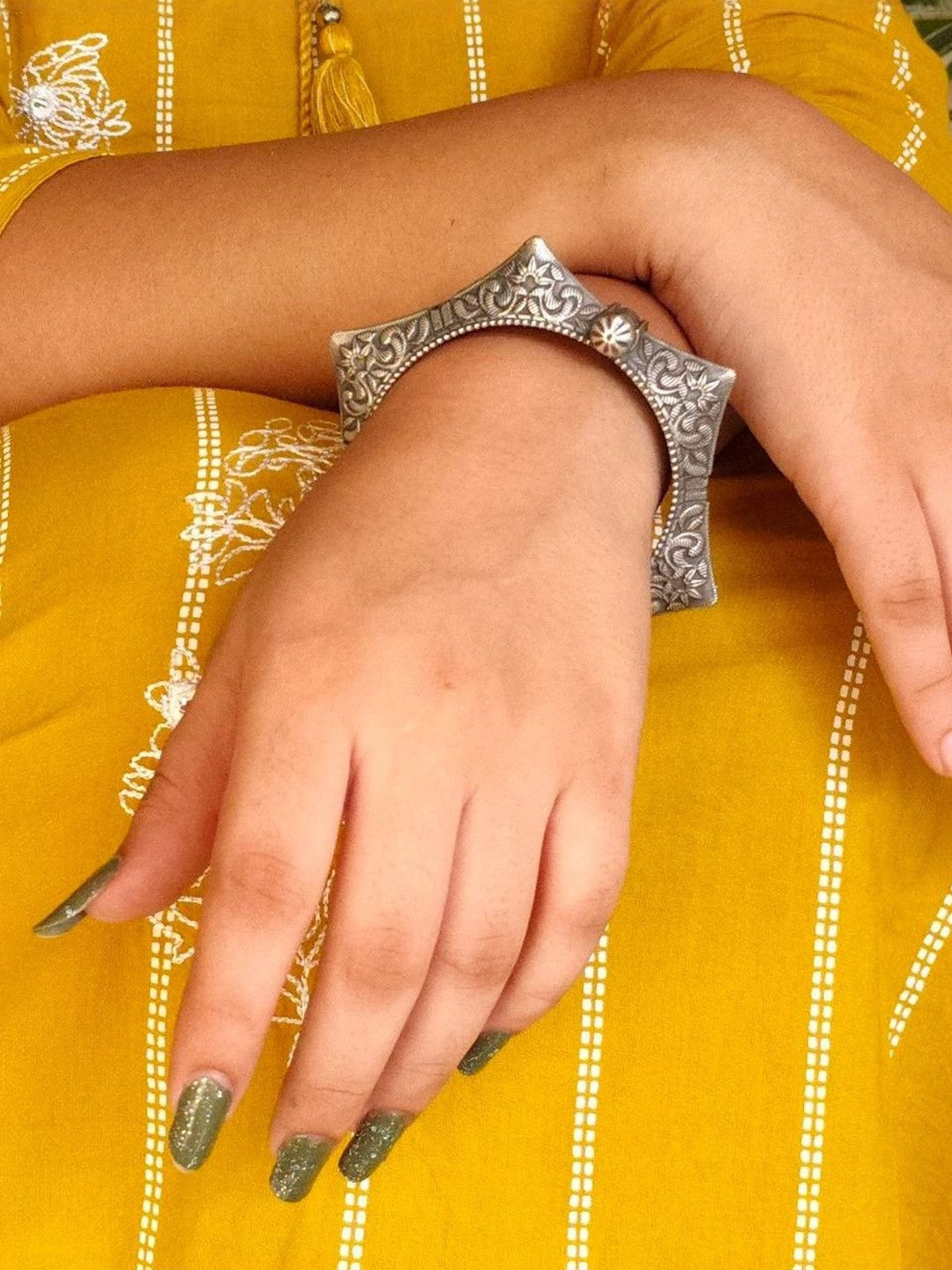 Hardin Style Silver-Plated Shaped Floral Art Design Bangle