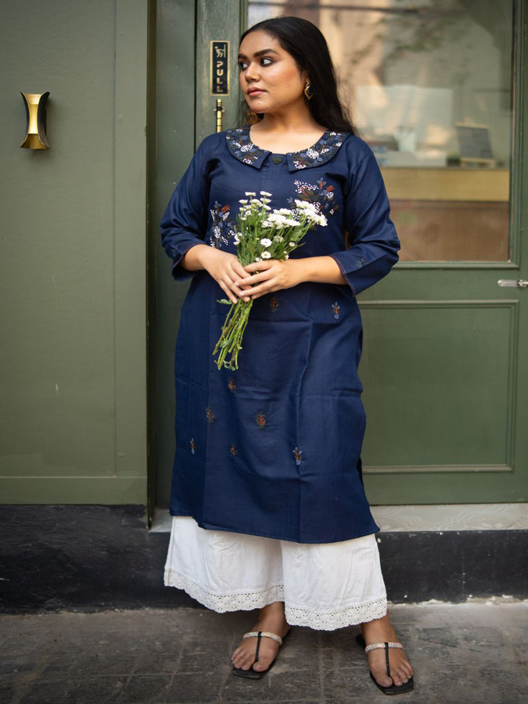 CHICLY CALCUTTA Floral Embroidered Round Neck Thread Work Straight Ethnic Kurta