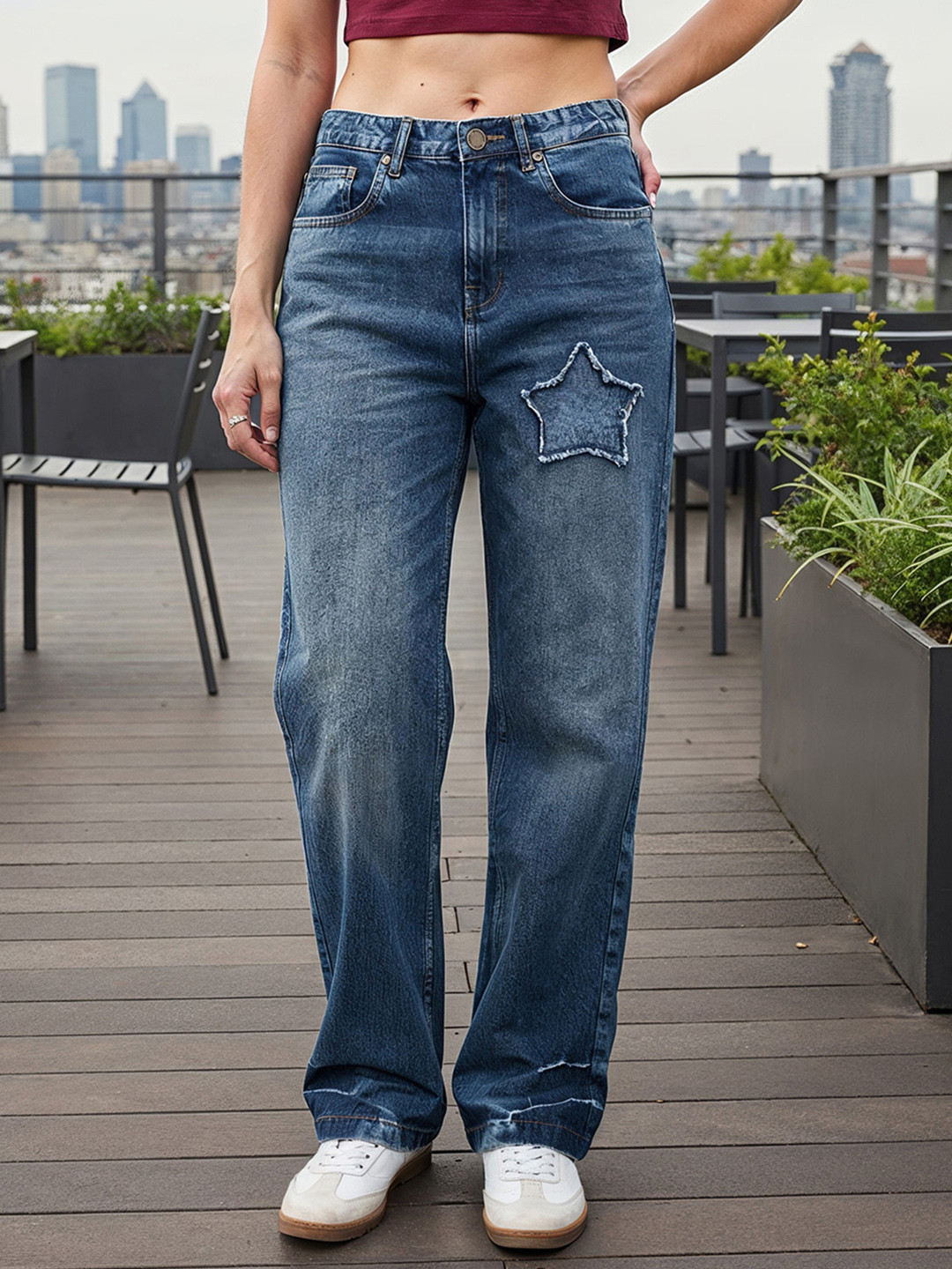 Bewakoof Women's Blue Washed Straight Fit Distressed Jeans