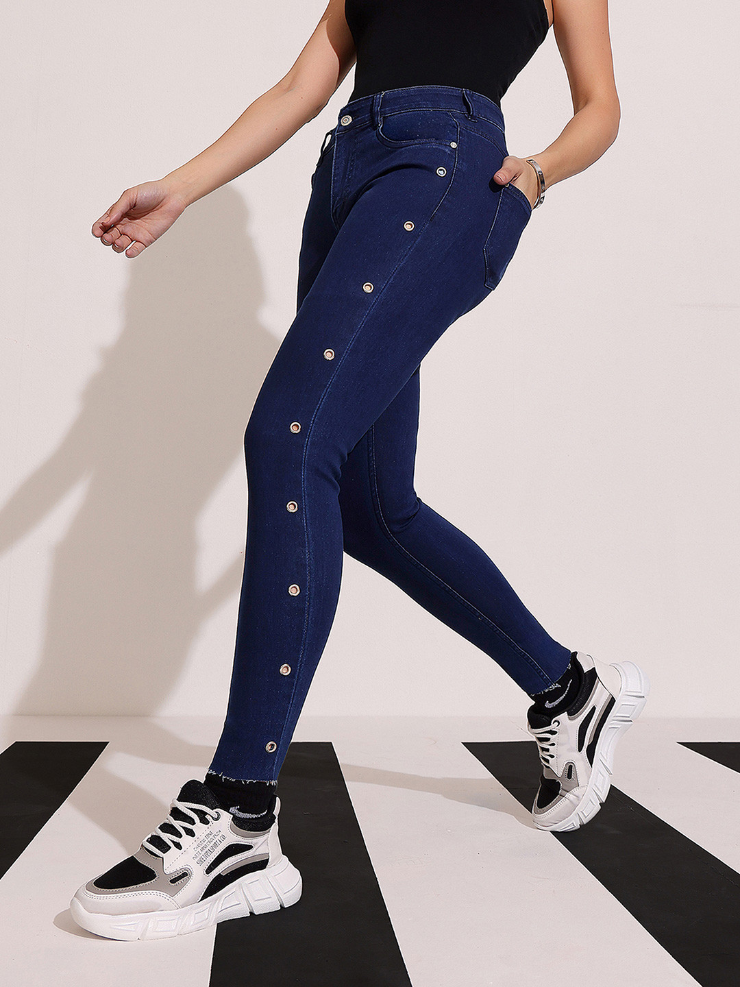 DOLCE CRUDO Women's Skinny Fit Mid Rise Cropped Length Eyelet Detailing Denim Jeans