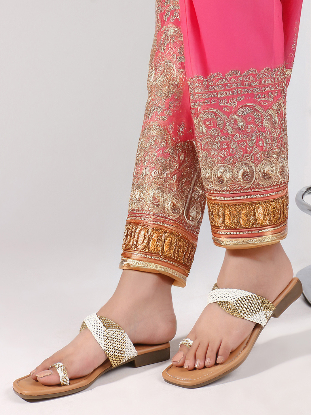 PLANET WALK Women Colourblocked Kolhapuri One Toe Flats Wth Ethnic - Embellished
