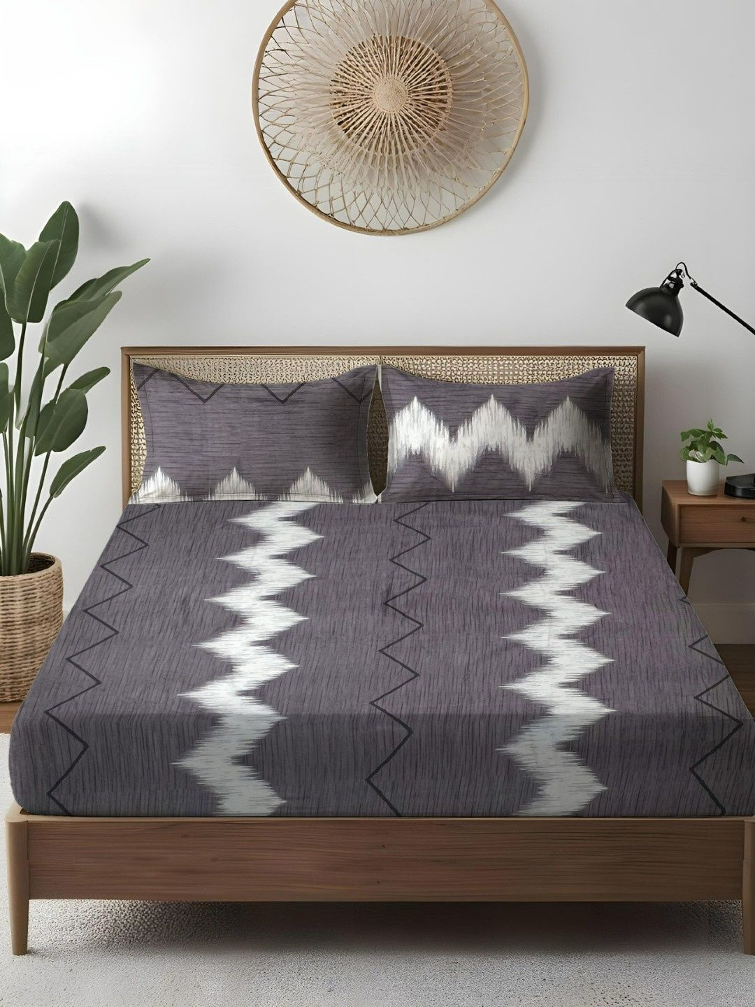 WEAVE AND DECOR Black & White Geometric 300 TC Queen Bedsheet with 2 Pillow Covers