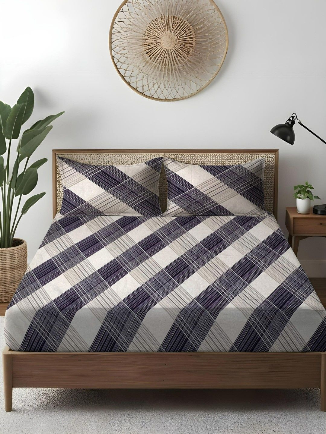 WEAVE AND DECOR Black & White 300 TC Queen Bedsheet with 2 Pillow Covers