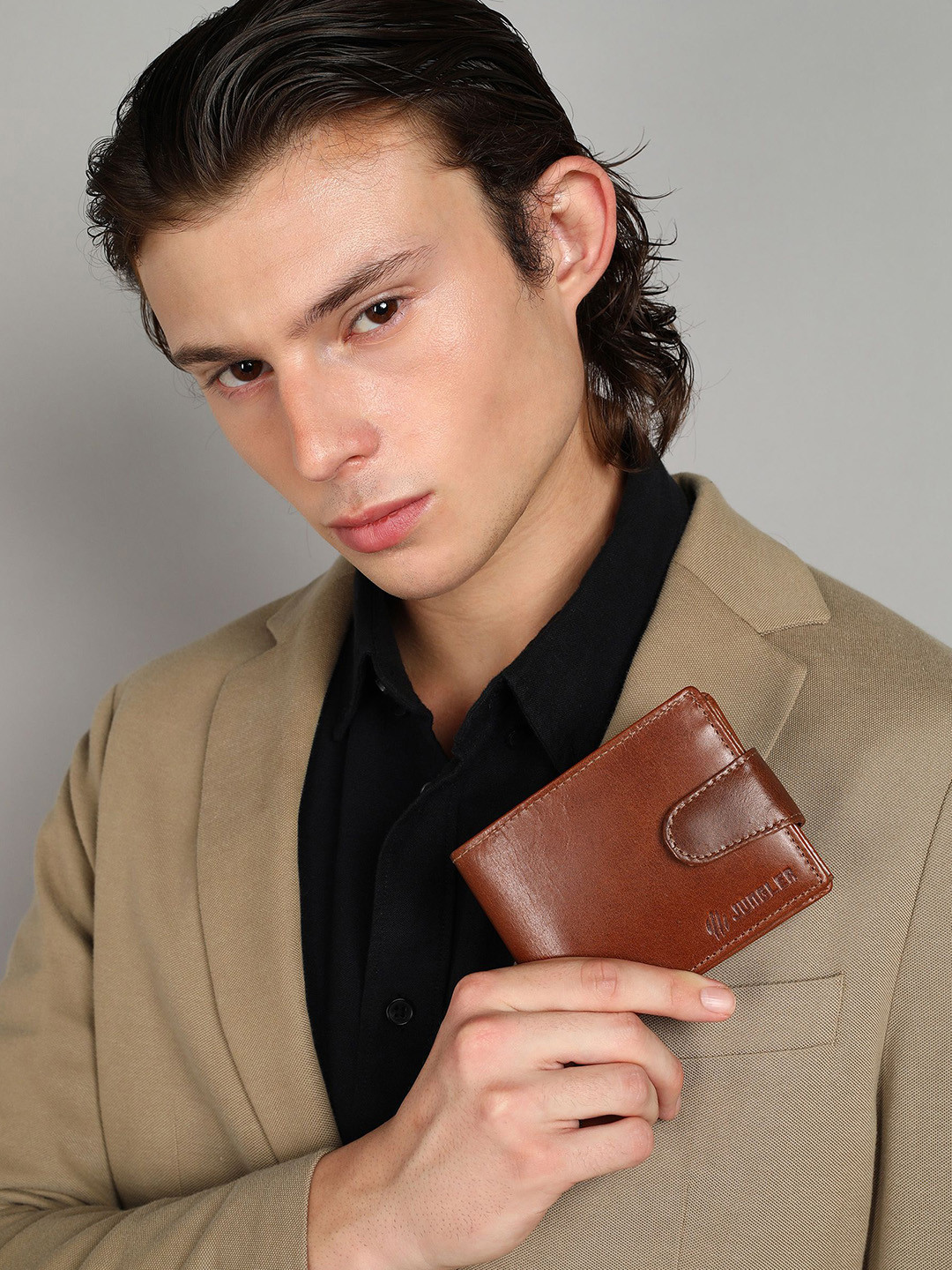JUNGLER Vintage Hunter Leather Bi-Fold Wallet with Crunch Texture & Snap Closure