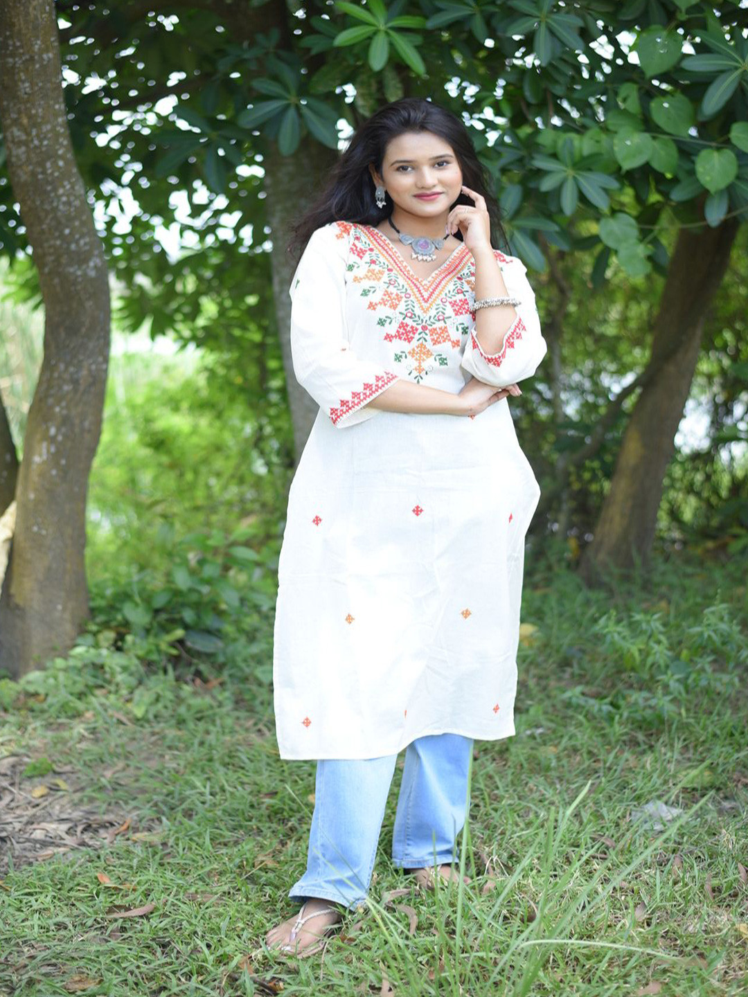 CHICLY CALCUTTA Ethnic Motifs Embroidered Thread Work V-Neck Straight Ethnic Kurta