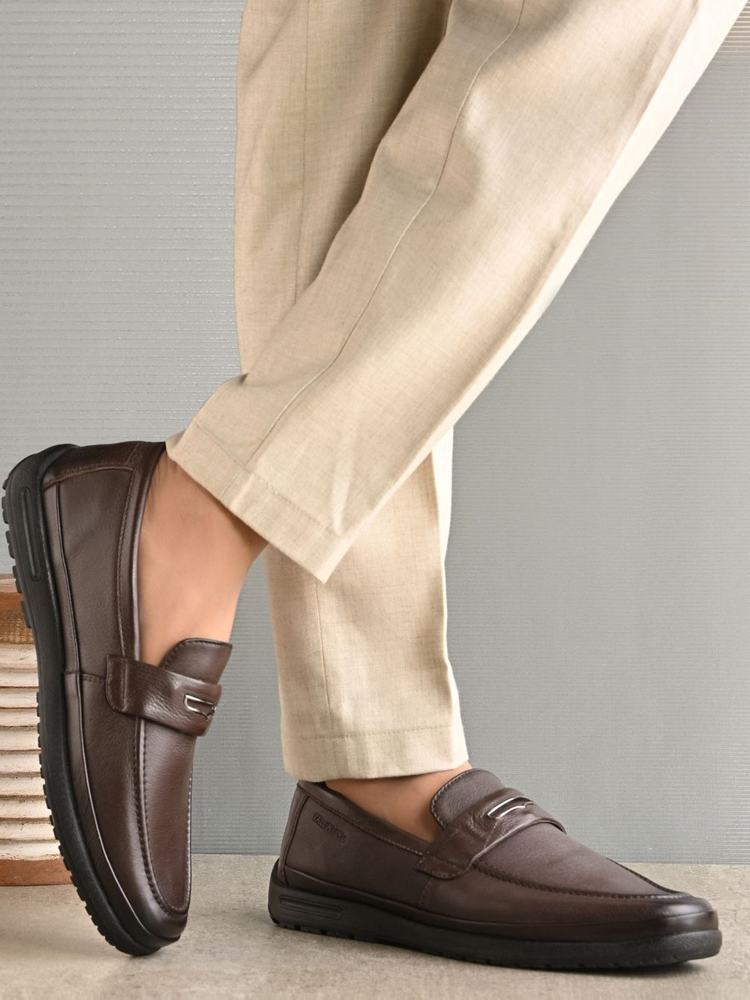 Valentino Men Brand Logo Textured Leather Penny Loafers