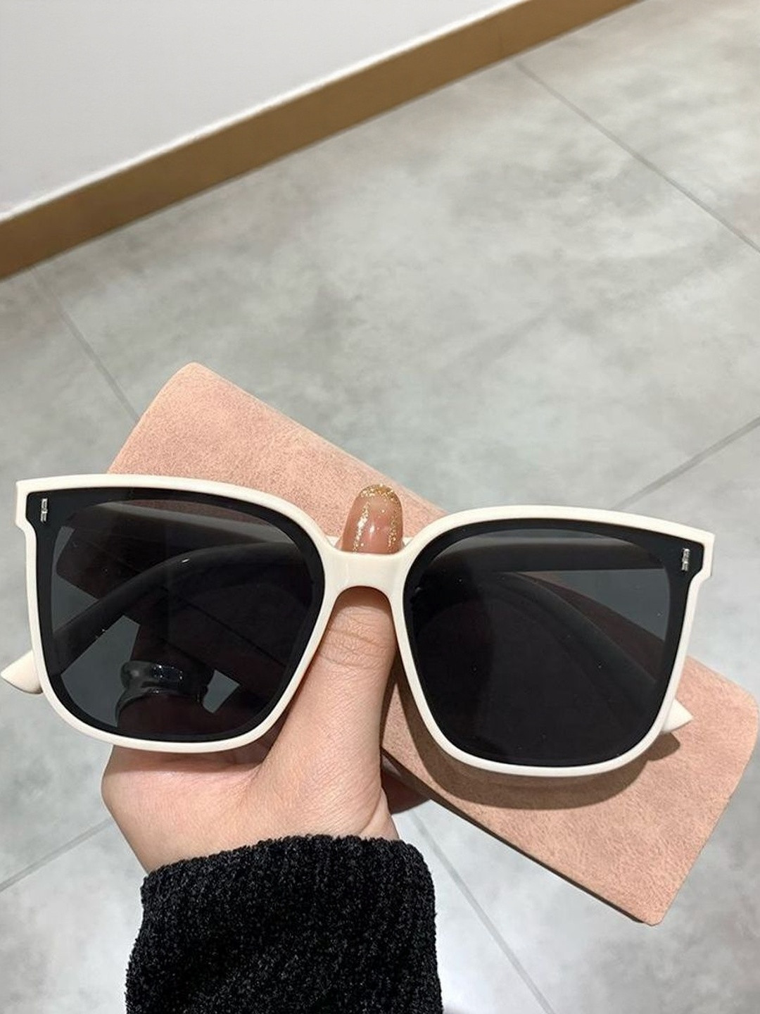 HAYDEN haiza Women Black Lens & Black Square Sunglasses with UV Protected Lens WH-CAT