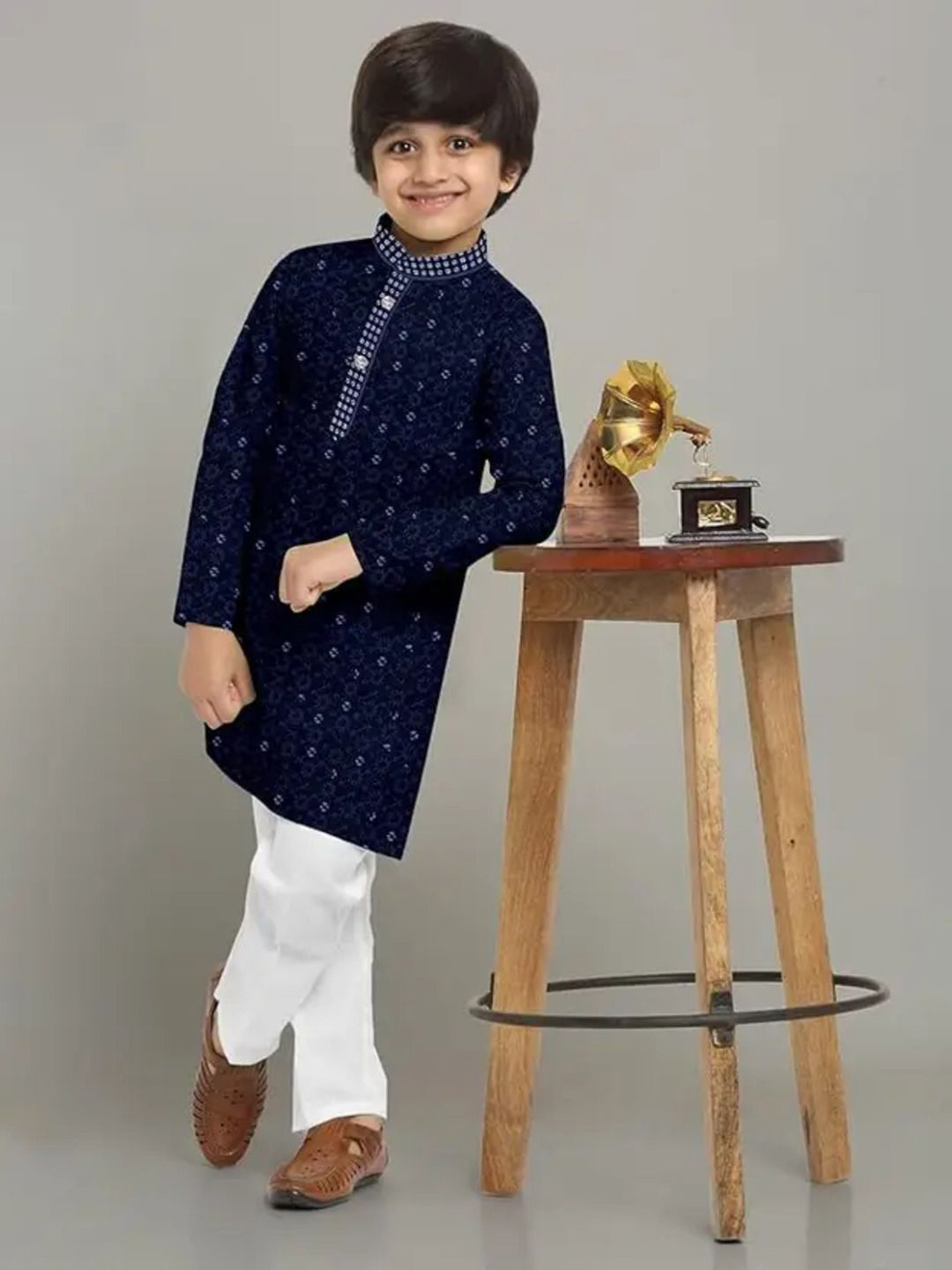 SR FASHION Boys Embellished Mandarin Collar Mirror Work Straight Kurta