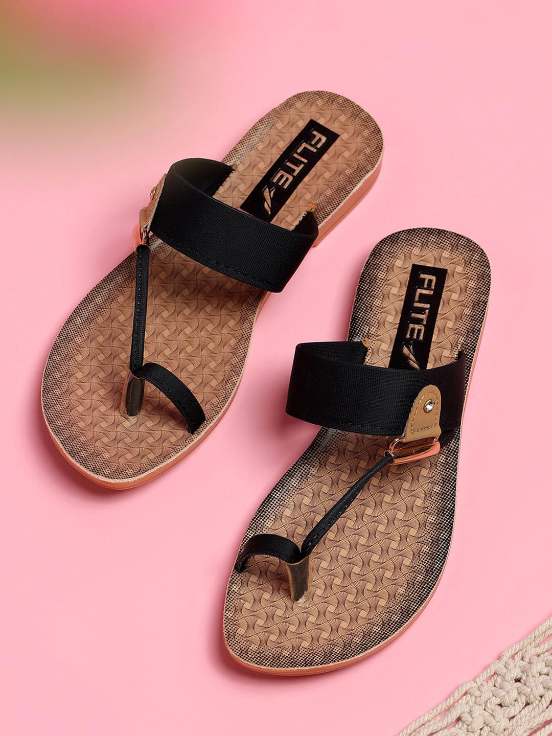 FLITE Women Rubber Round Toe T-Strap Flip Flops With Buckle