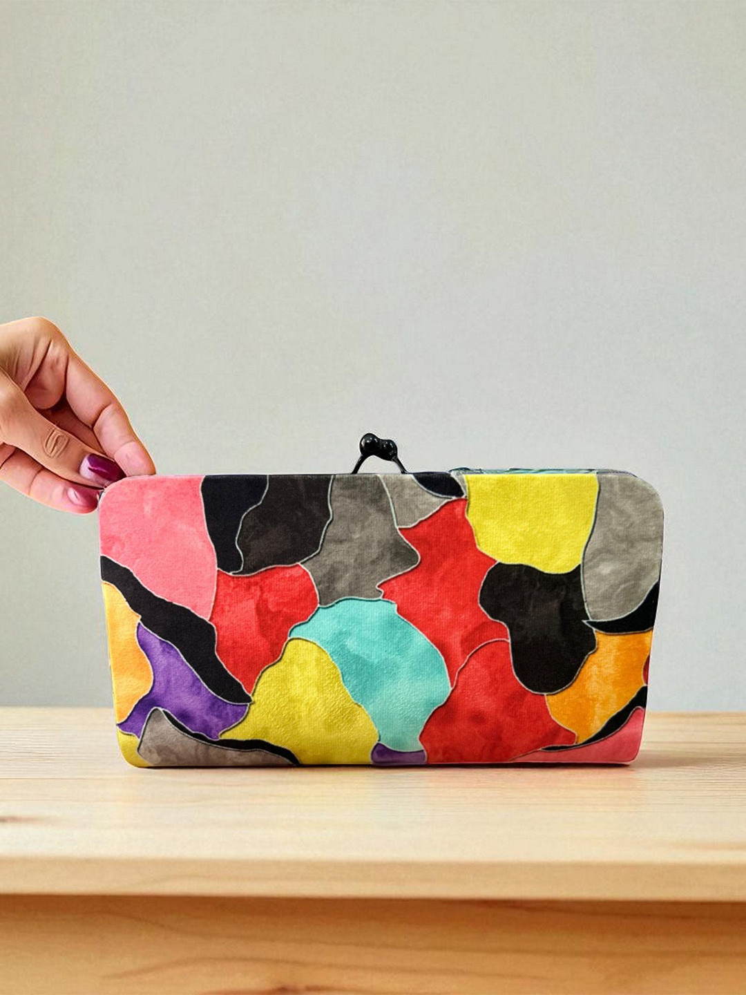 CLARIS JAMES Women Colourblocked Envelope Clutch