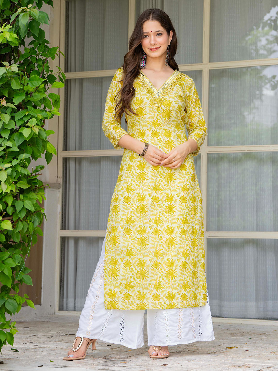 BHATRAS Women Floral Embroidered Mirror Work Floral Kurta