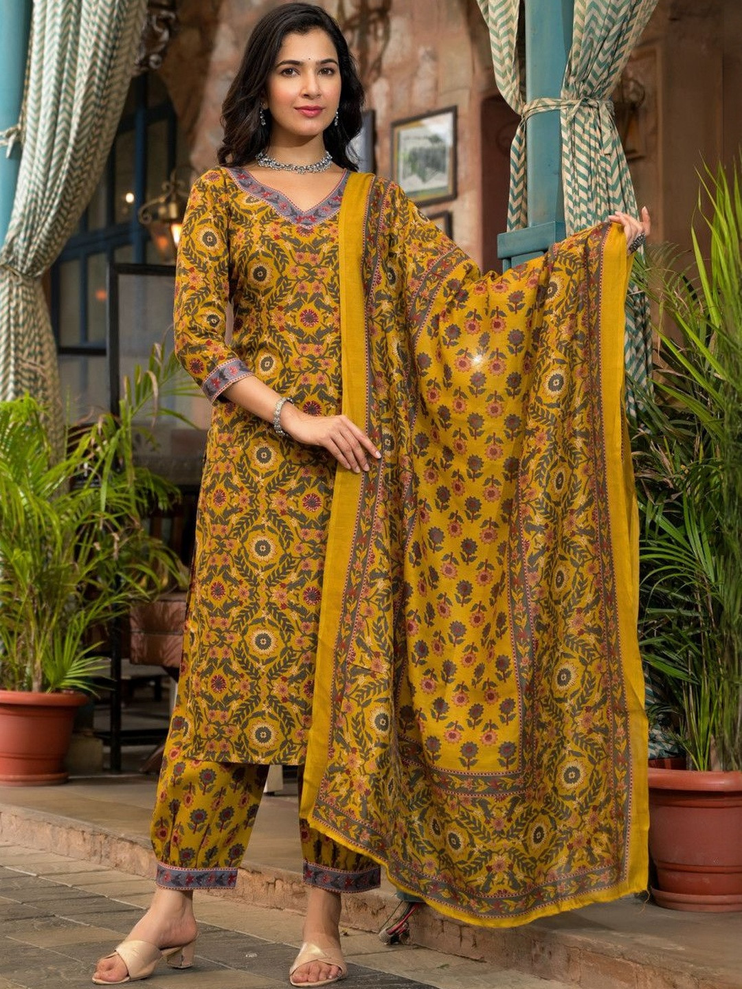 MANI EXPORTS Floral Printed Straight Kurta With Patiala & Dupatta