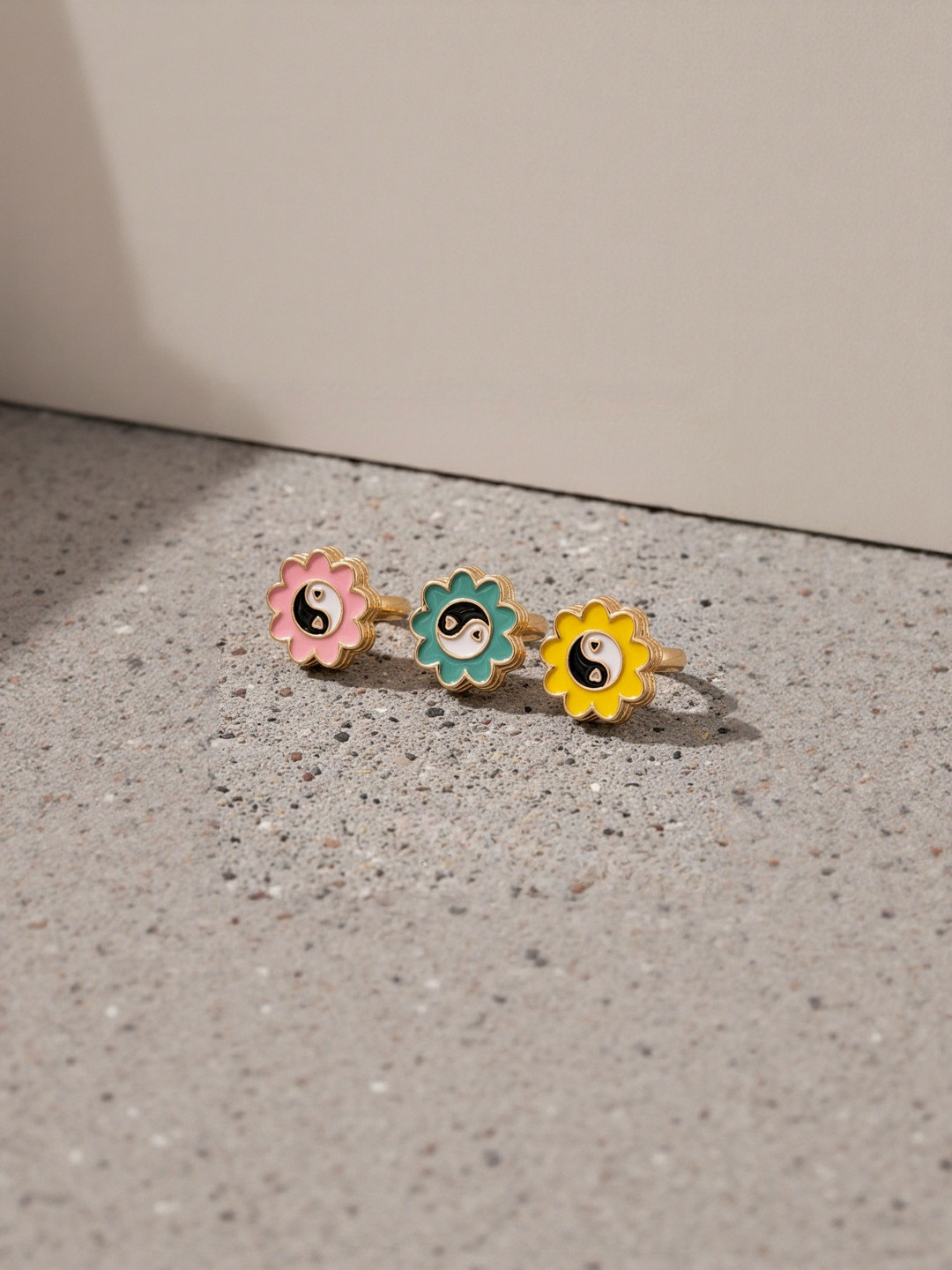 DressBerry Set Of 3 Gold-Plated Yin-Yang Enamelled Flower Shape Finger Rings