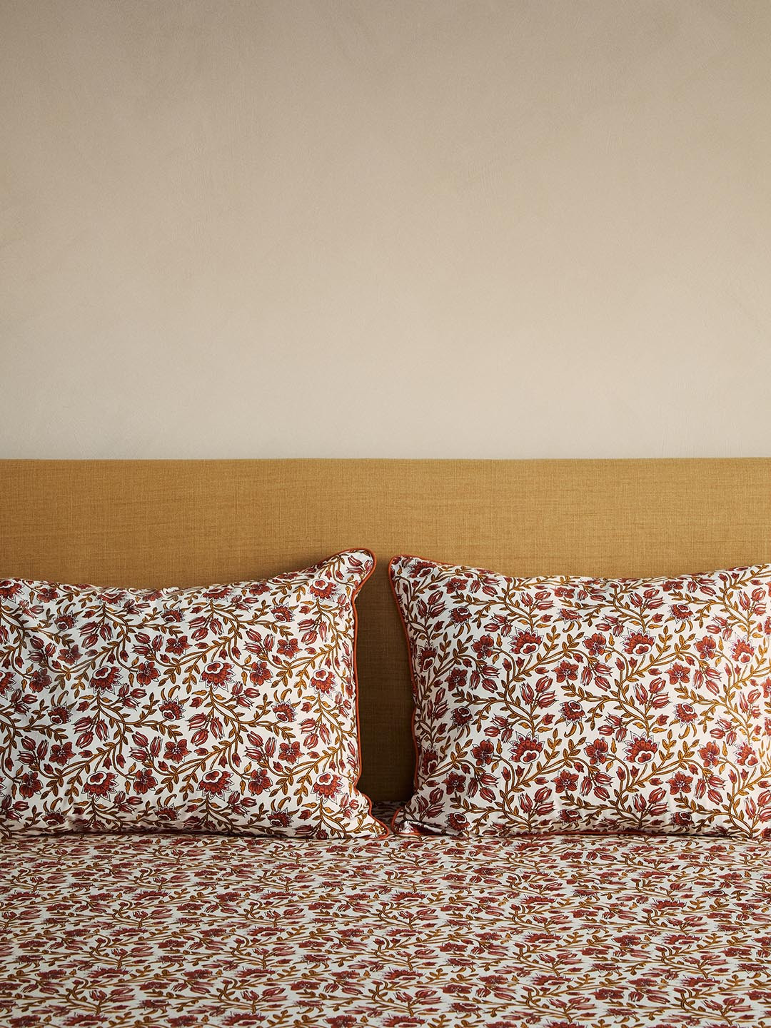 H&M Red And White Pure Cotton Queen Patterned Bed Sheet Set