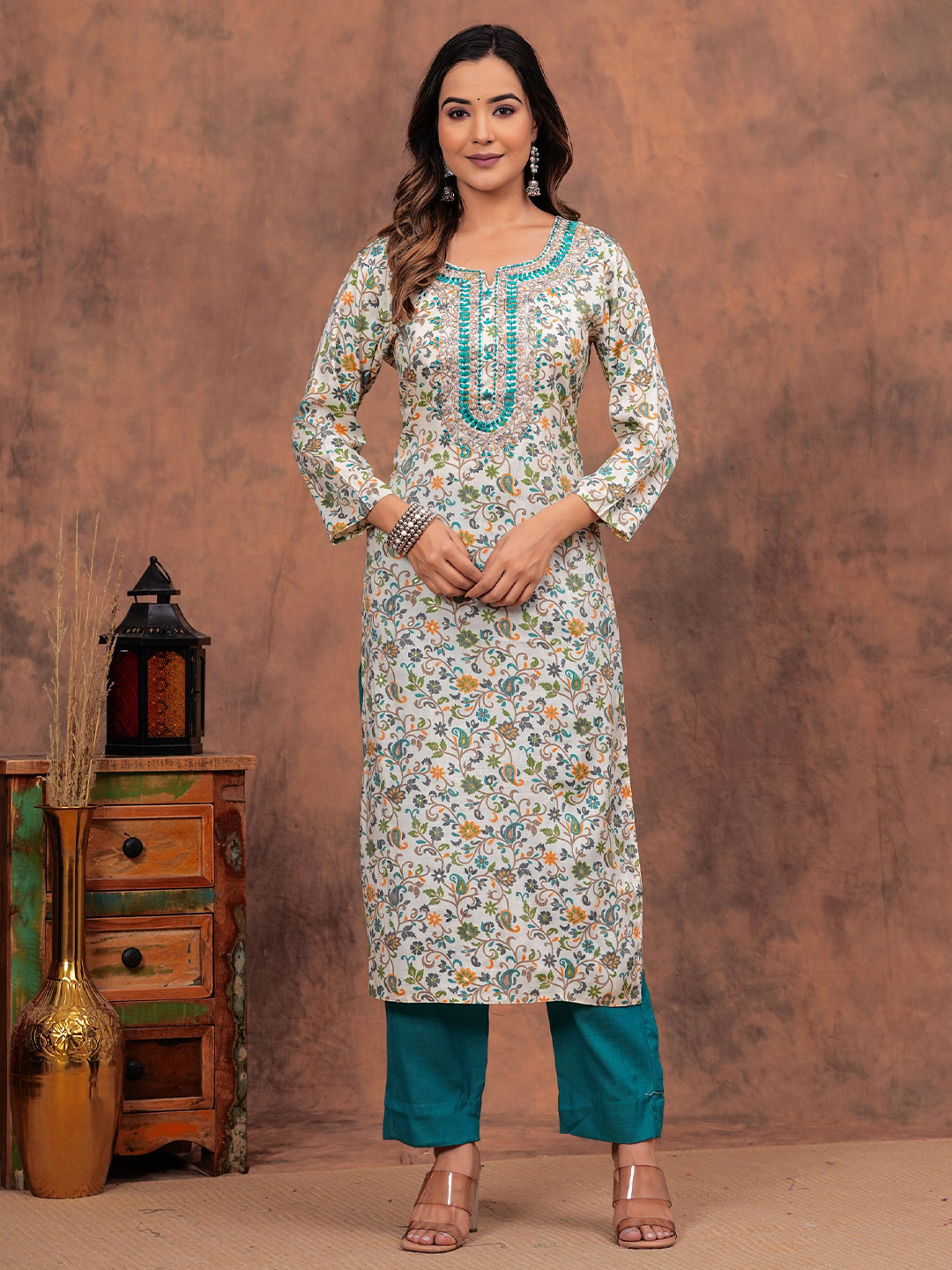 INAVISH Floral Pinted Round Neck Thread Work Straight Kurta