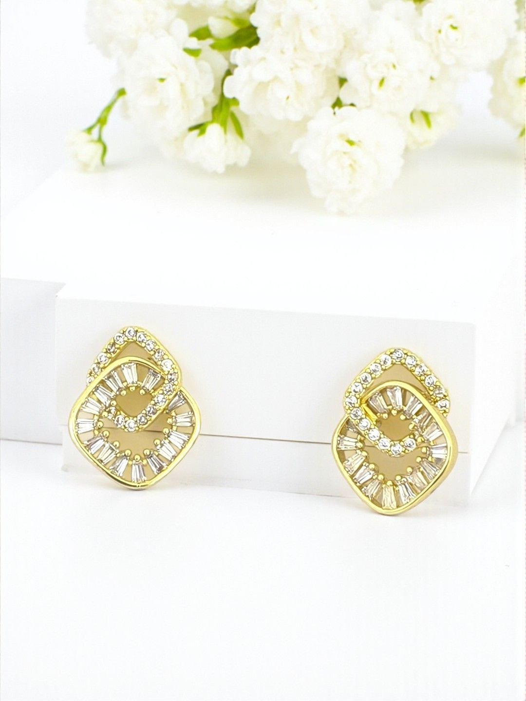 AVANT-GARDE PARIS Geometric Studs Earrings