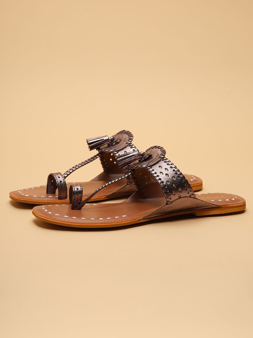 ERIDANI Saivi Women Kolhapuri Ethnic One Toe Flats with Tassels