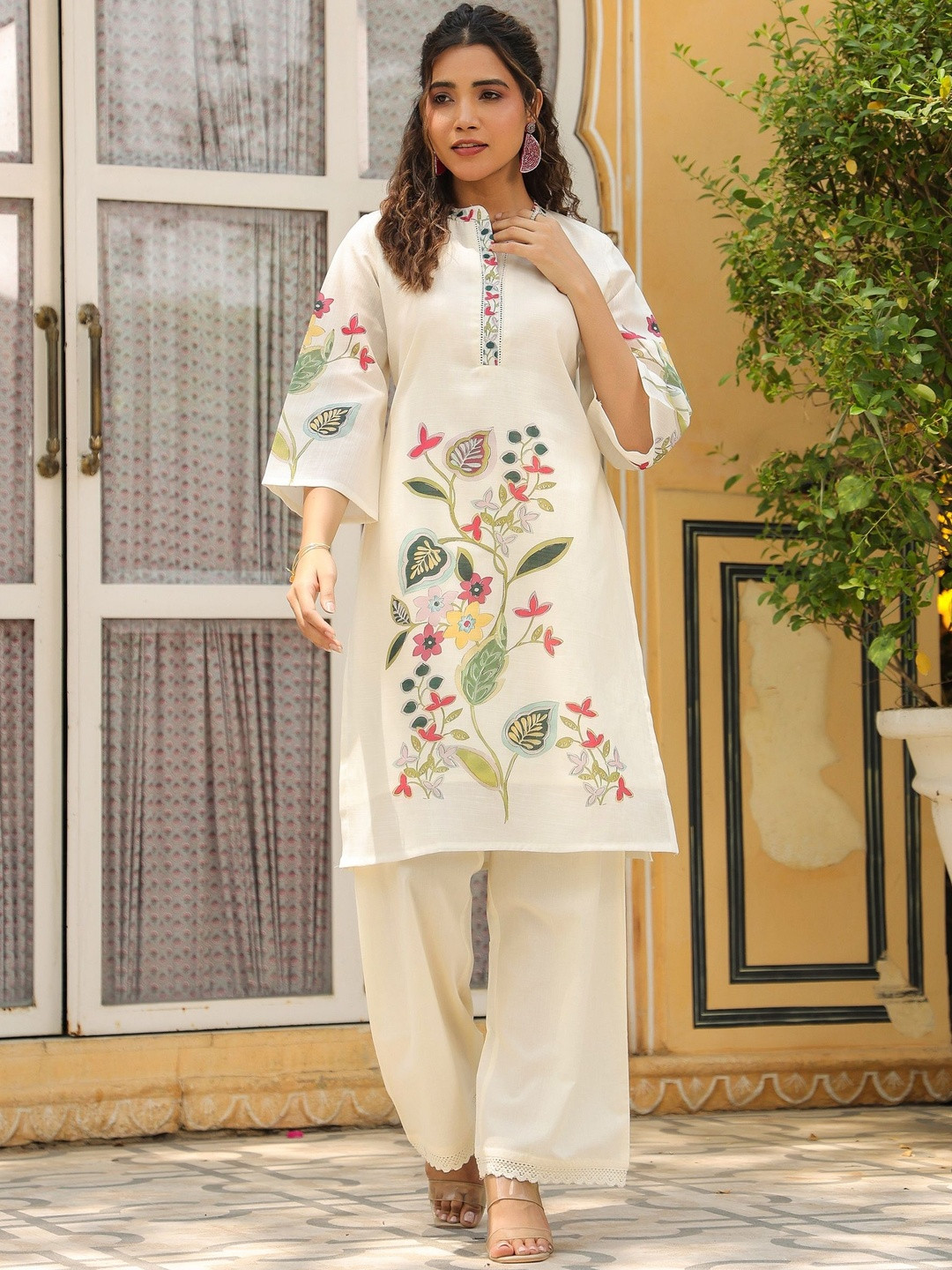 AARAAS Floral Printed Mandarin Collar Linen Straight Kurta With Trousers Co-ords set