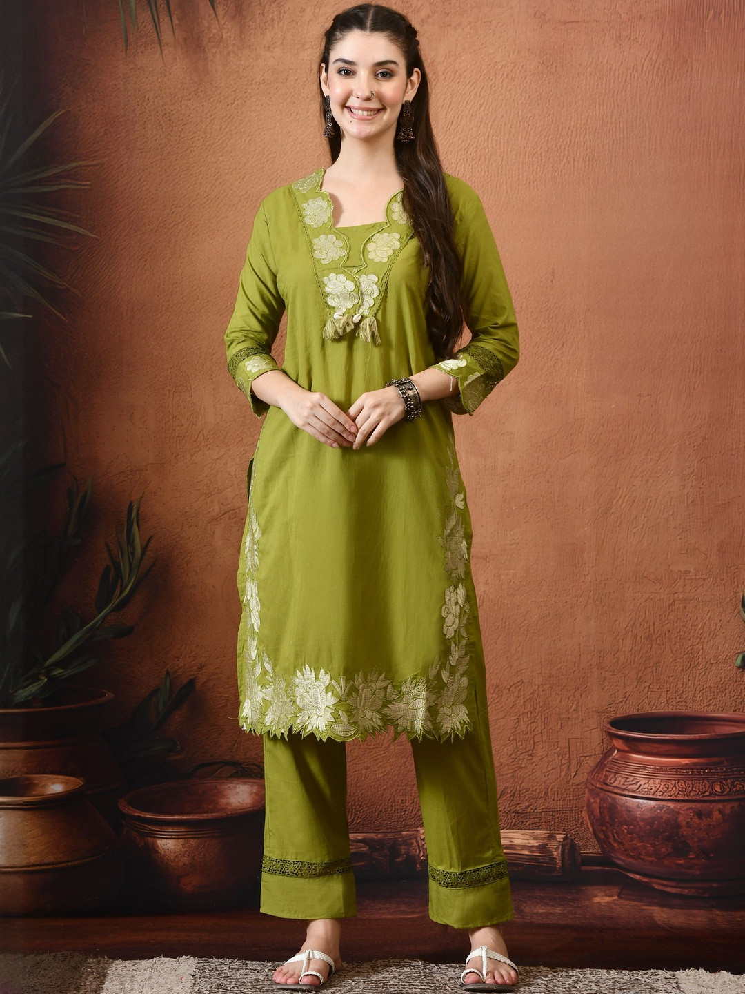 DERAIL Floral Embroidered Thread Work Pure Cotton Straight Kurta With Trousers & Dupatta
