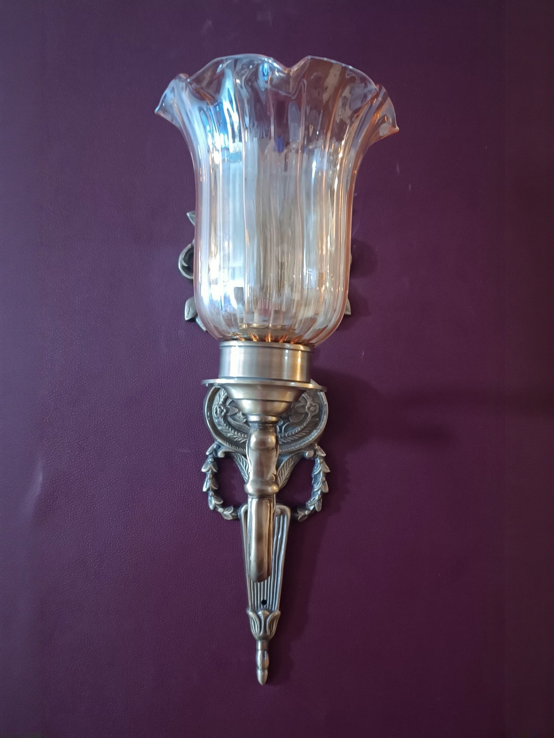 S&A Home Decor Beige & Gold-Toned Textured Metal Abstract Shaped Wall Sconce