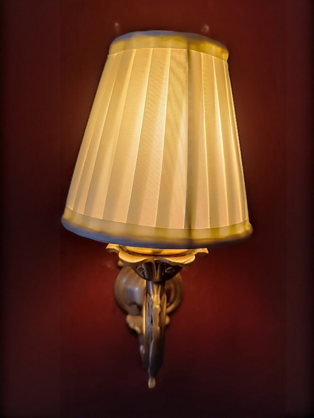 S&A Home Decor Beige & Gold-Toned Textured Metal Frustum Shaped Wall Lamp