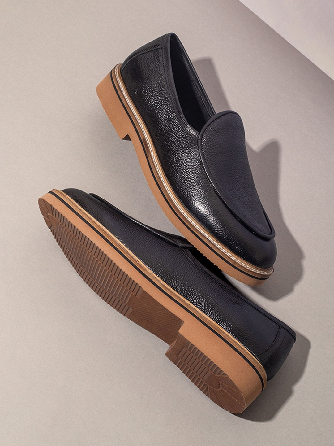 NOU Men Textured Suede Loafers