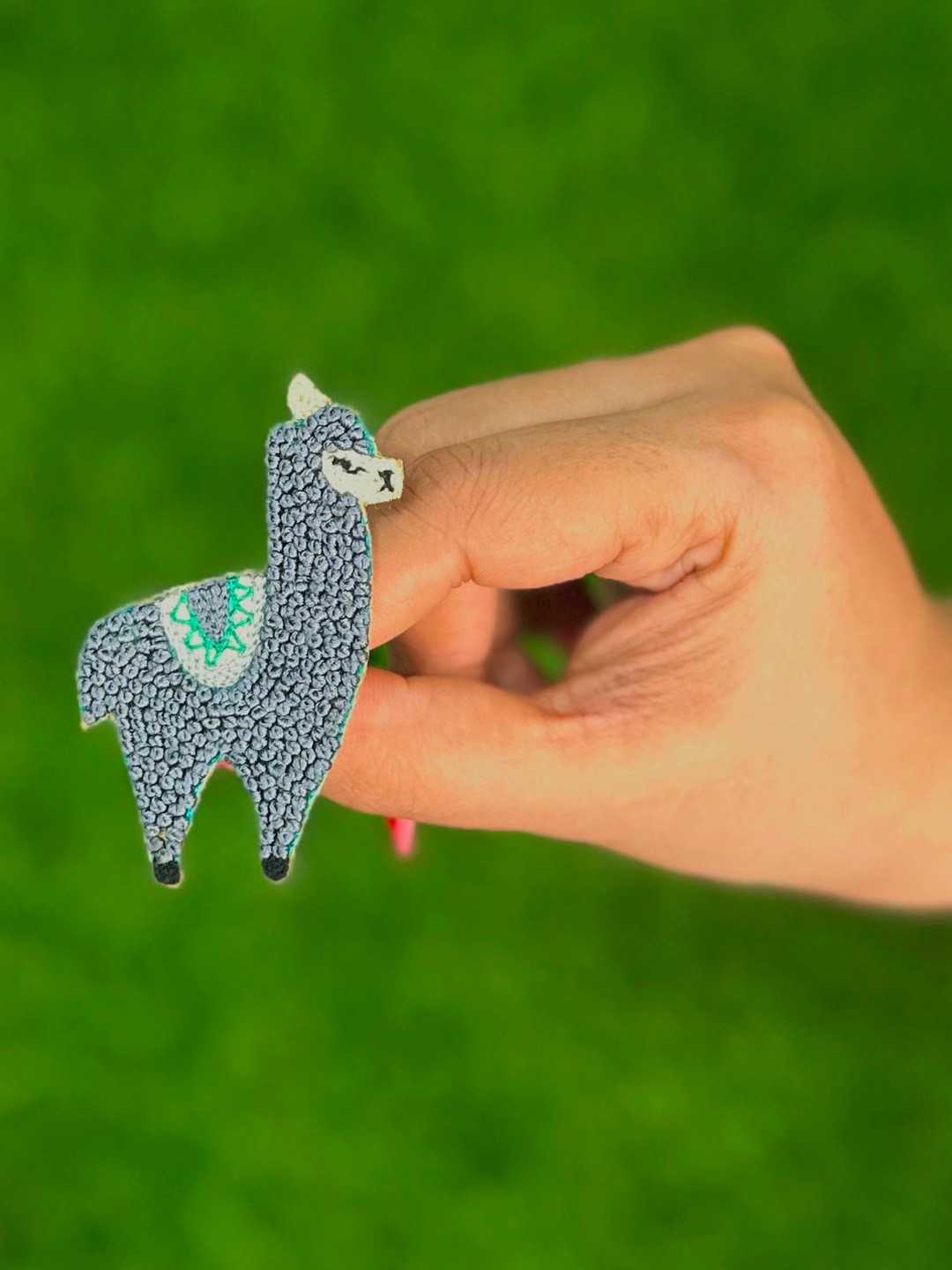 Abeo Unisex Artificial Beaded Minimal Llama Brooch