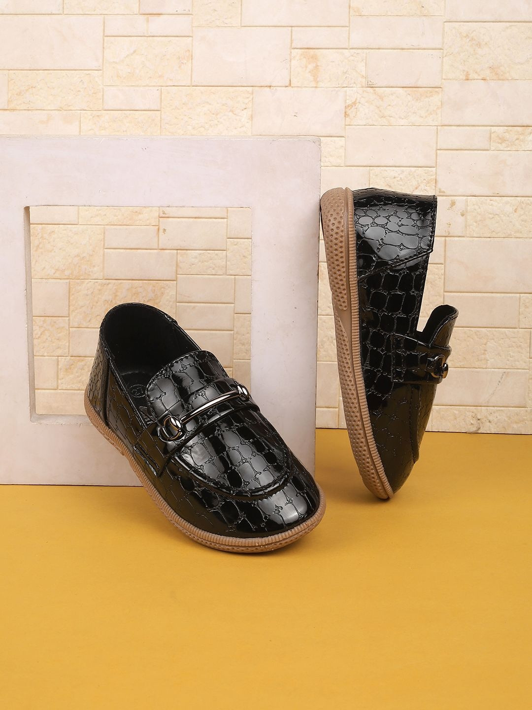 SHOESFORJUNIORS Unisex Textured Loafers with Buckles Detail