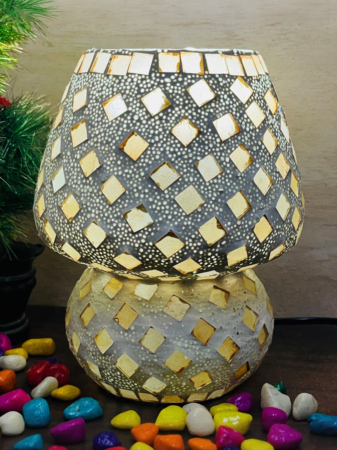 DIWAM HANDICRAFTS White Glass Textured Abstract Shaped Table Lamp