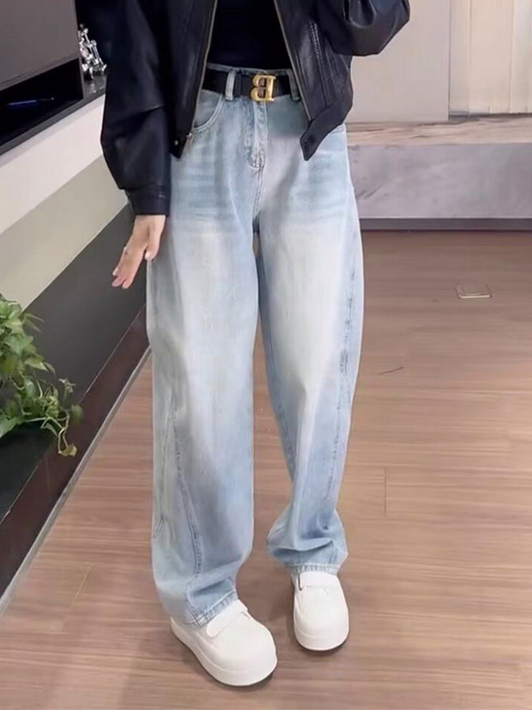 StyleCast Women Light Wash High-Waisted Balloon Jeans