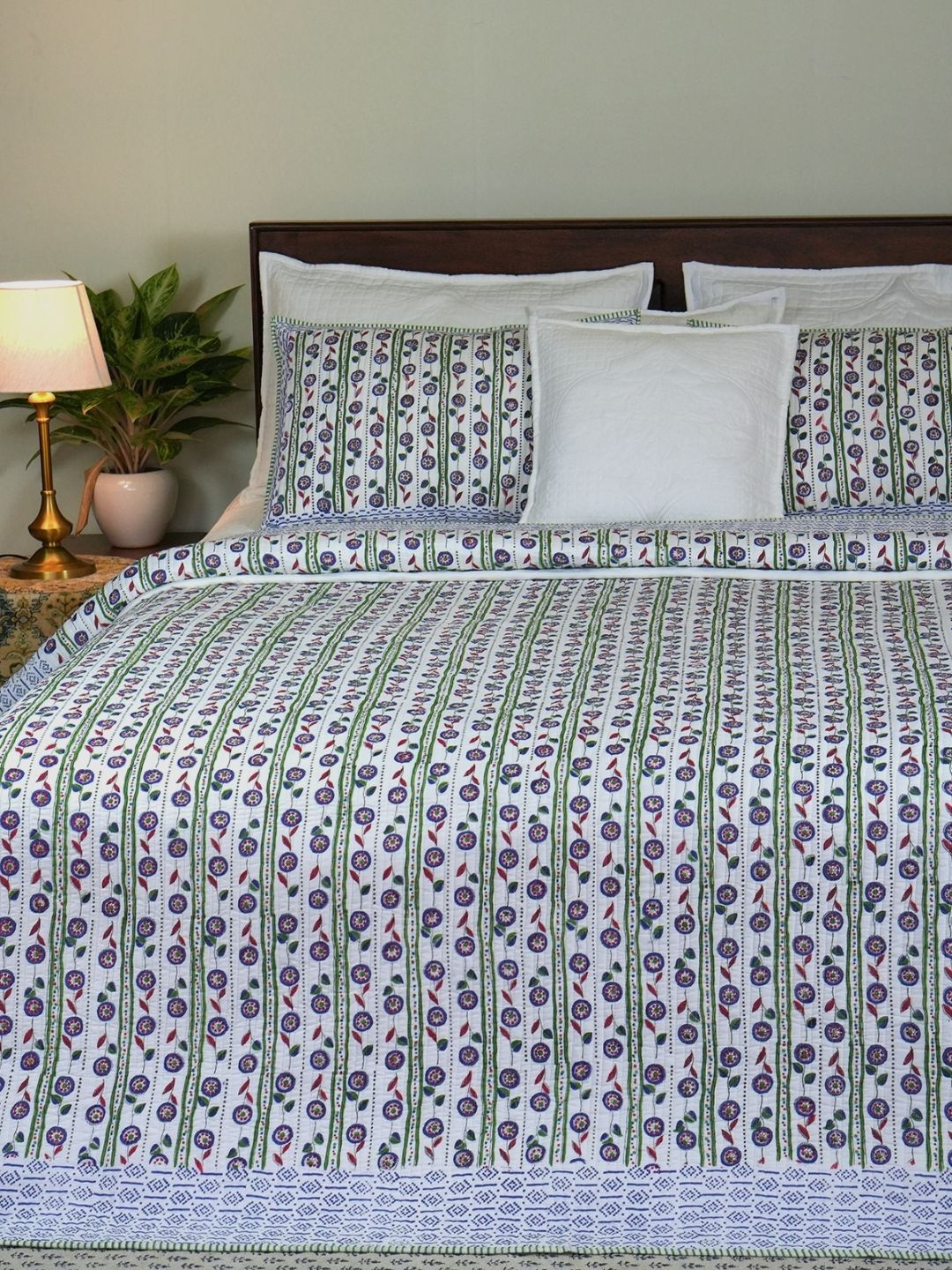 The Jaipur Wala White & Blue Printed Cotton 180 TC King-Size Bedsheet Set-107 inchx89inch