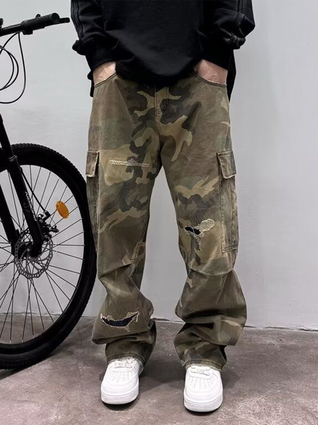 StyleCast Men Baggy Low-Rise Printed Cargo Jeans