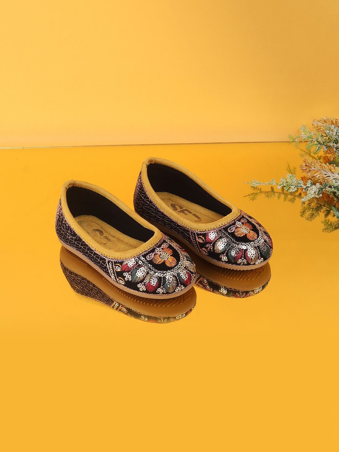 SHOESFORJUNIORS Girls Embroidered Round Toe Ballerina