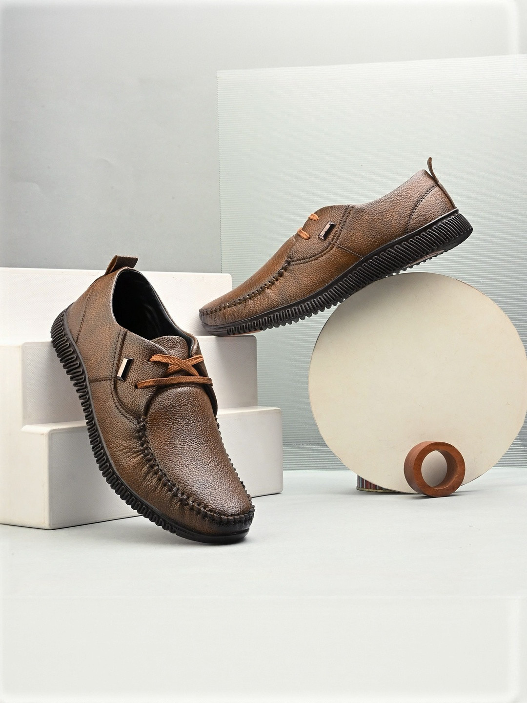Ifah Men Textured Round Toe Sneakers
