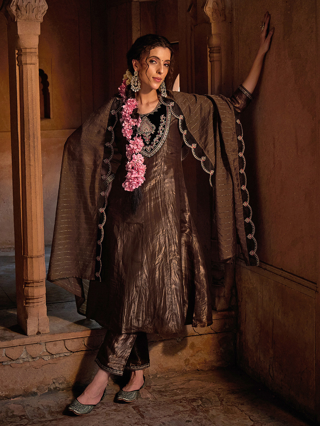 CHHAAP Embroidered Kurta Set With Contrast Neck