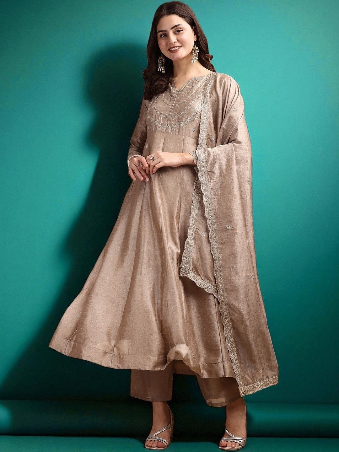 Omicron Fab Ethnic Motifs Embroidered V-Neck Thread Work Kurta With Trousers & Dupatta
