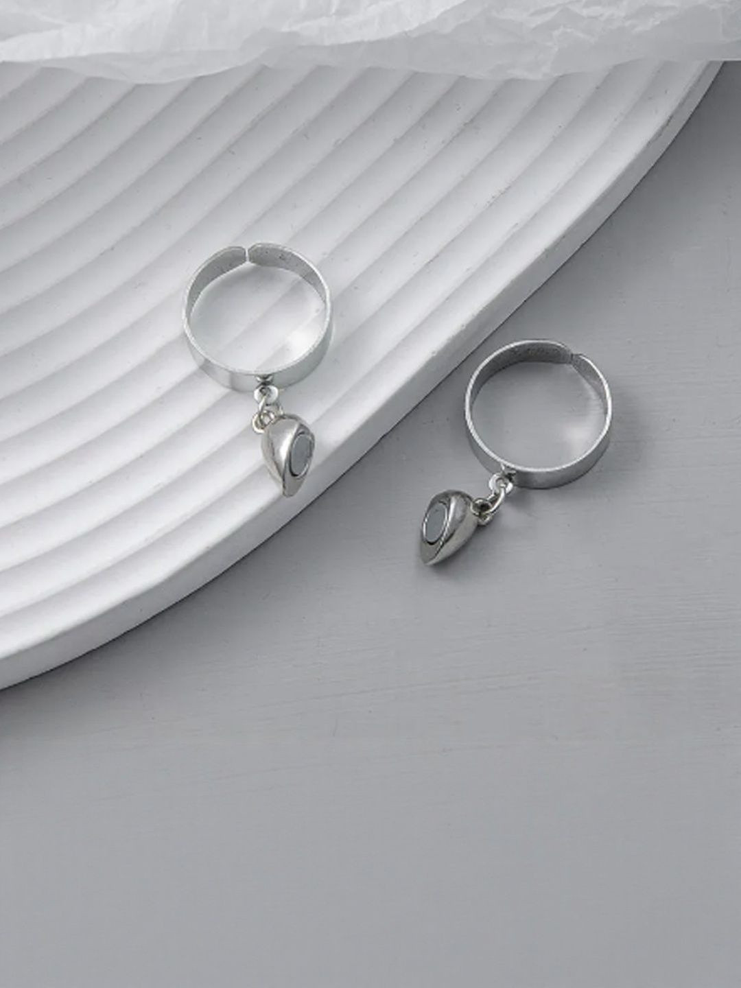 DressBerry Unisex Set Of 2 Silver-Plated Magnetic Heart Matching Love Couple Rings