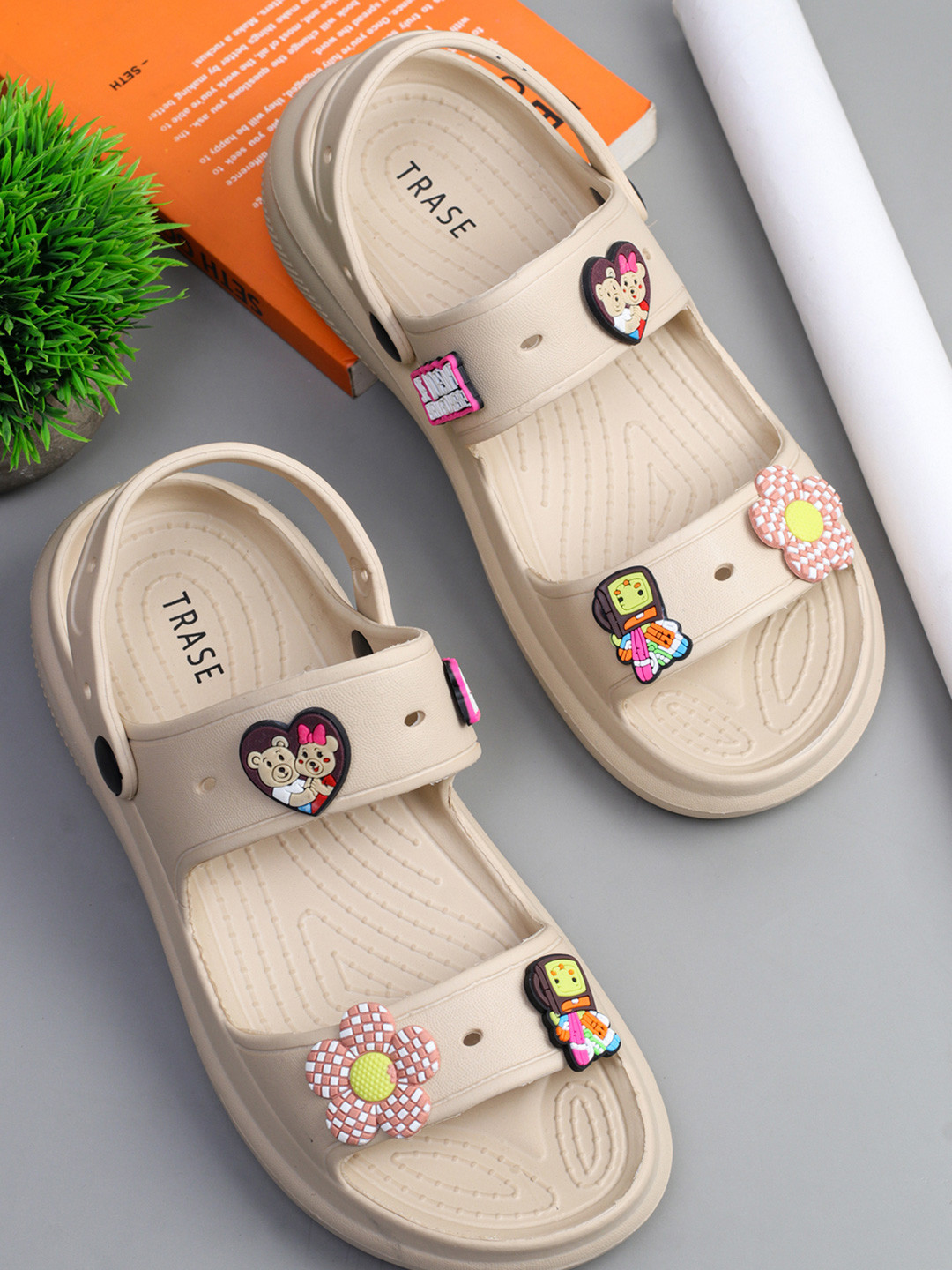 TRASE Women Self Design Sliders