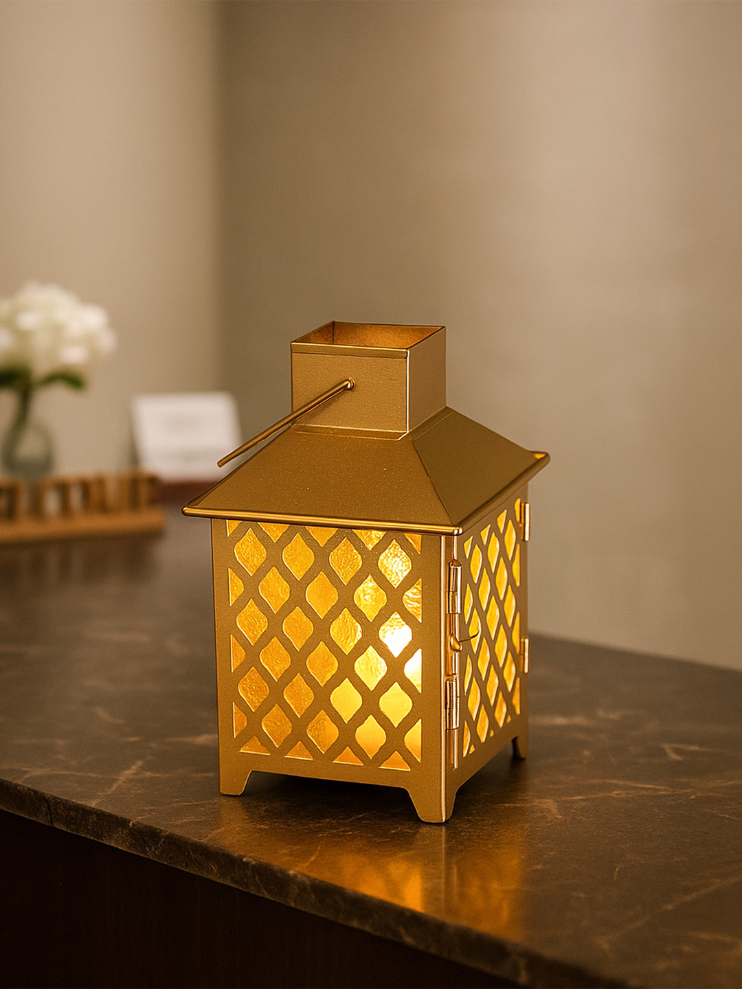 MARKET99 Gold-Toned Cut Work Showpiece