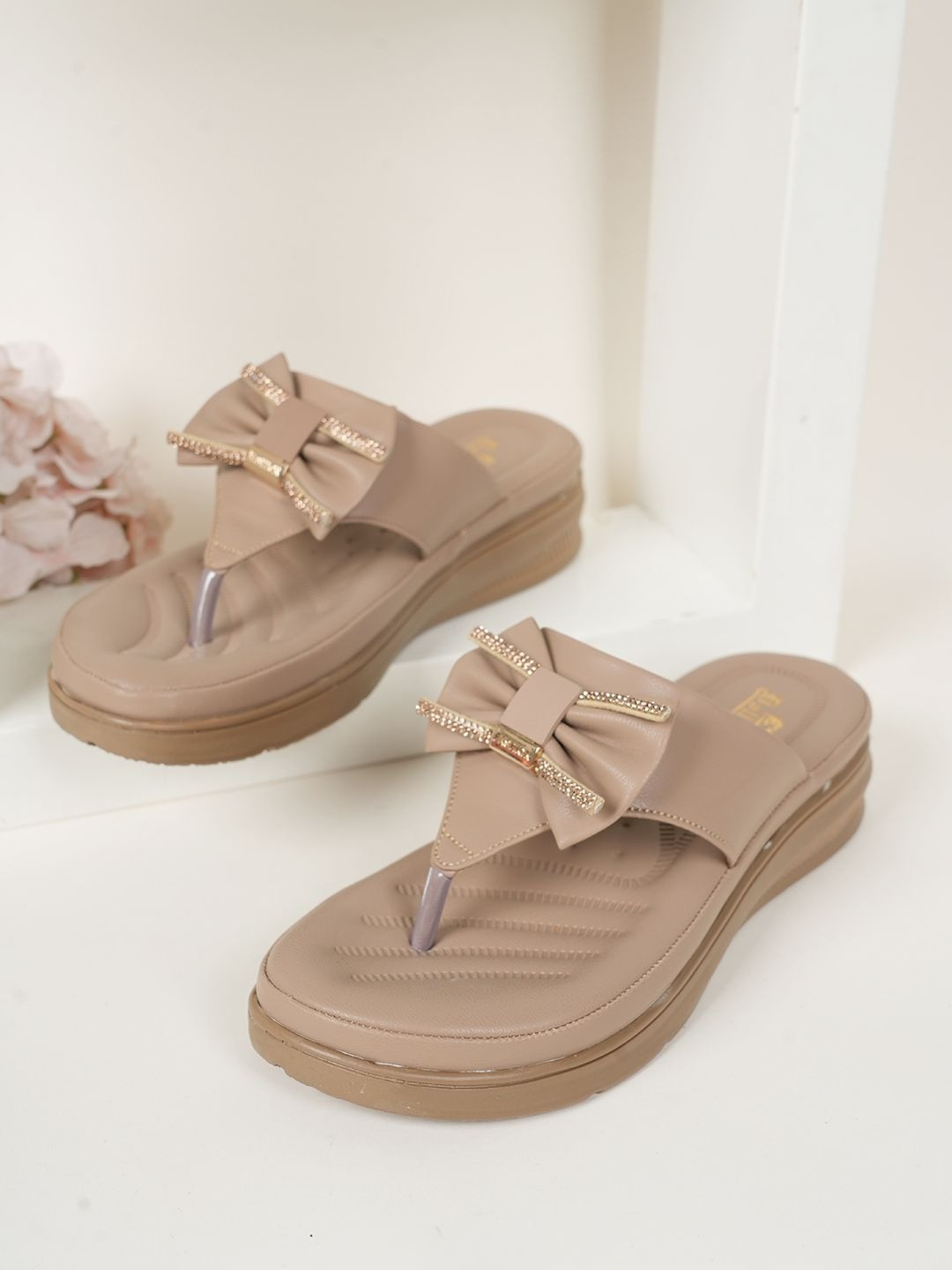 Dollphin Women Solid Round One Toe Flats