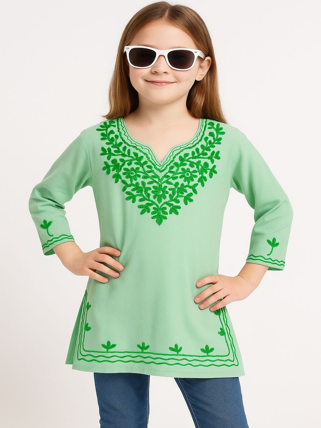 Naida Ethnic Motifs Embroidered V-Neck Thread Work Thread Work Kurti