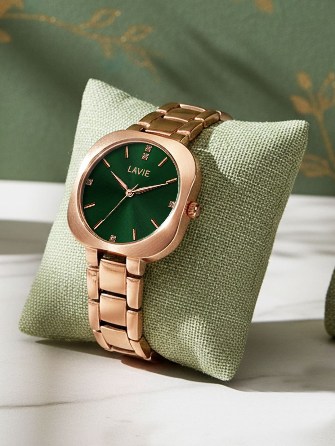 Lavie Women Brass Embellished Dial & Bracelet Style Straps Analogue Watch LV-702-GR